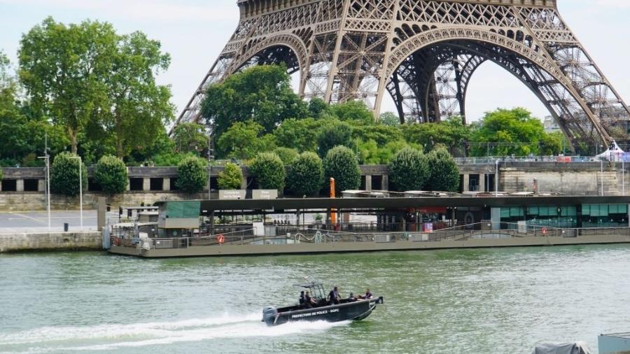 Patrulha de segurança no rio Sena antes da abertura dos Jogos Olímpicos de Paris