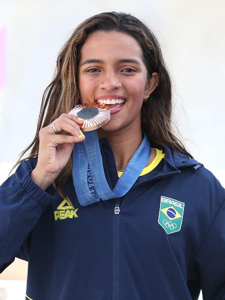 Rayssa Leal com a medalha de bronze no skate street dos Jogos Olímpicos de Paris 2024