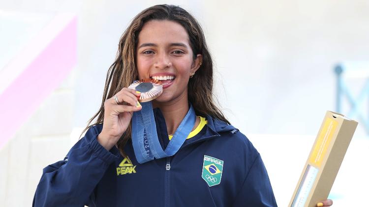 Rayssa Leal com a medalha de bronze no skate street dos Jogos Olímpicos de Paris 2024