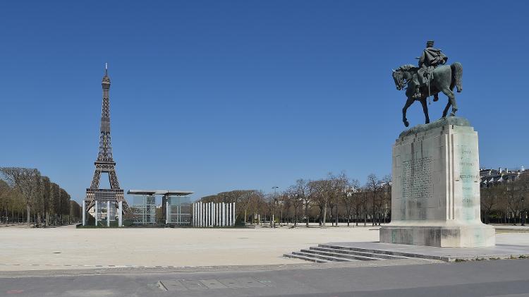 Antes da construção de um ginásio a sua volta, esse era o visual da estátua do Marechal Joffre