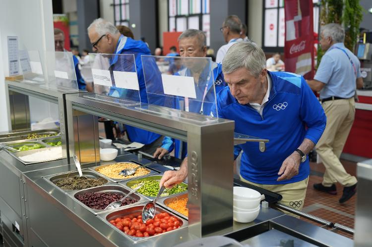 Thomas Bach (presidente do COI) no restaurante da Vila, que não tinha proteína suficiente para os atletas