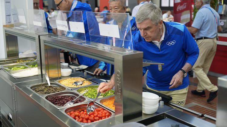 Thomas Bach (presidente do COI) no restaurante da Vila, que não tinha proteína suficiente para os atletas