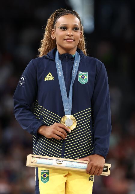 Rebeca Andrade com a medalha de ouro no solo da ginástica artística nas Olimpíadas