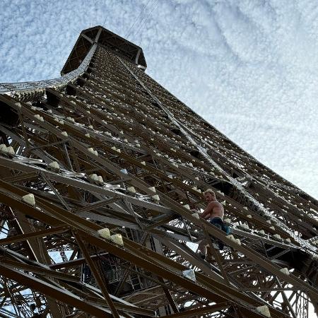 Homem sem camisa escalando a Torre Eiffel horas antes da cerimônia de encerramento das Olimpíadas de Paris