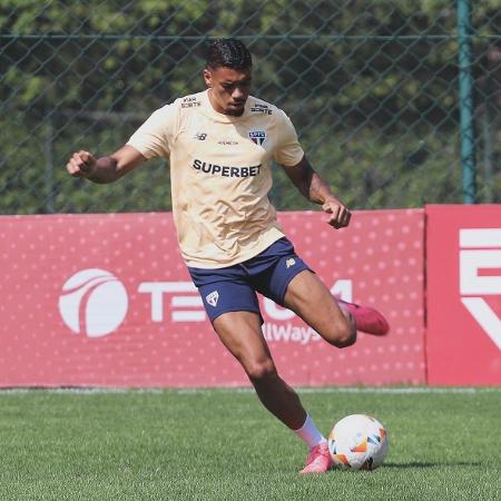 Ruan Tressoldi, reforço do São Paulo, participa de treino no CT da Barra Funda