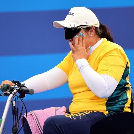 Jane Karla após ser eliminada pela britânica Jodie Grinham nas quartas do tiro com arco