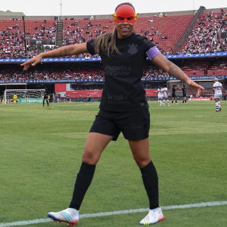 Vic Albuquerque usa máscara ao comemorar um de seus gols na vitória do Corinthians sobre o São Paulo no primeiro jogo da final do Campeonato Brasileiro feminino