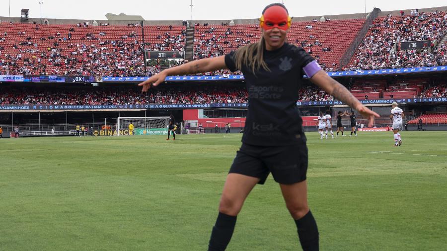 15.set.2024 - Vic Albuquerque usa máscara ao comemorar um de seus gols na vitória do Corinthians sobre o São Paulo no primeiro jogo da final do Campeonato Brasileiro feminino - LECO VIANA/THENEWS2/ESTADÃO CONTEÚDO