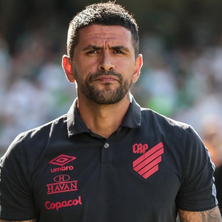 Lucho González, técnico do Athletico, durante jogo contra o Coritiba em 2022 - Robson Mafra/Robson Mafra/AGIF