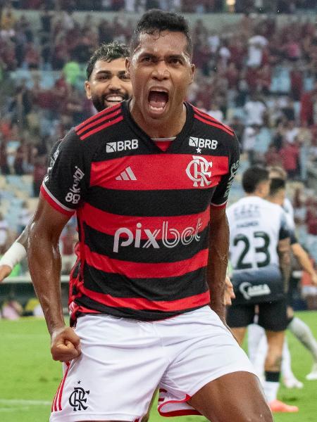 Alex Sandro comemora gol em Flamengo x Corinthians, jogo da Copa do Brasil -  éRICA MARTIN/THENEWS2/ESTADÃO CONTEÚDO