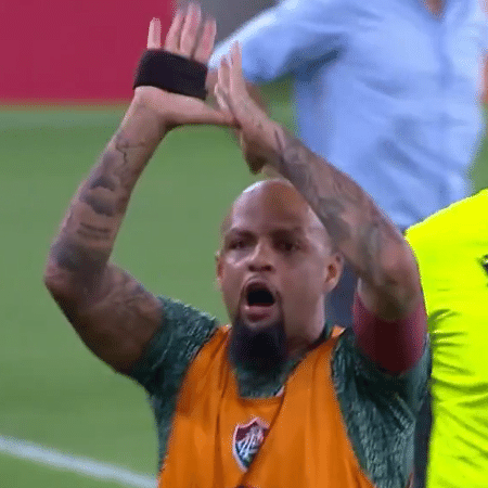 Felipe Melo faz gesto de roubo durante Fluminense x Grêmio, no Maracanã