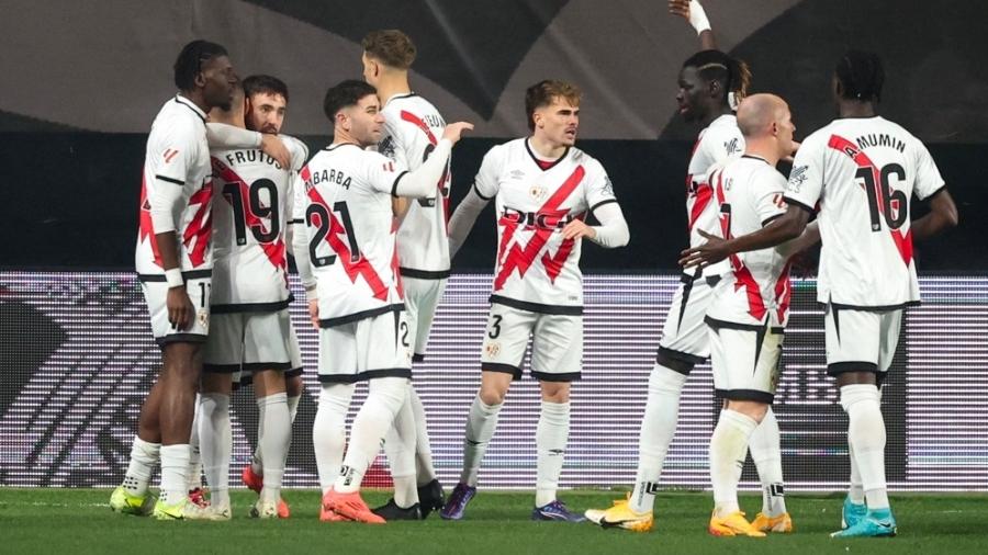 Jogadores do Rayo Vallecano celebram gol de Unai López sobre o Real Madrid em duelo do Campeonato Espanhol