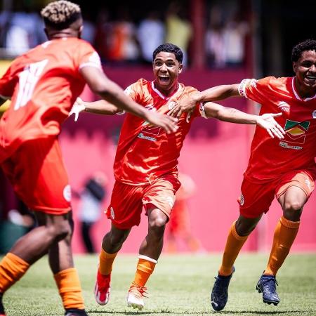 Jogadores do Referência comemoram gol na estreia da Copinha