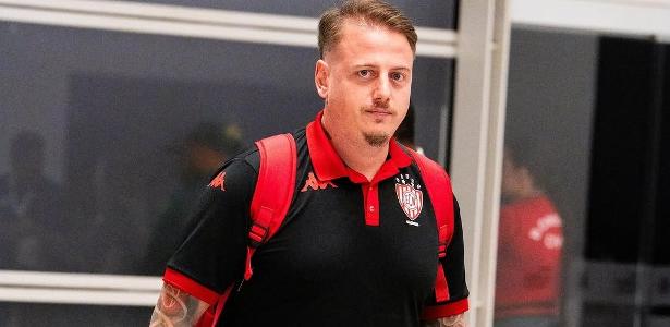 Analista do Noroeste se desculpa por entoar música pró-Corinthians durante transmissão.