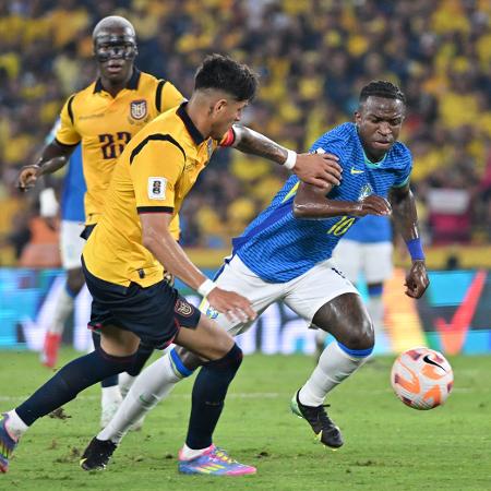 Vinícius Júnior em ação durante jogo entre Brasil e Equador nas Eliminatórias Vinícius Júnior em ação durante jogo entre Brasil e Equador nas Eliminatórias
