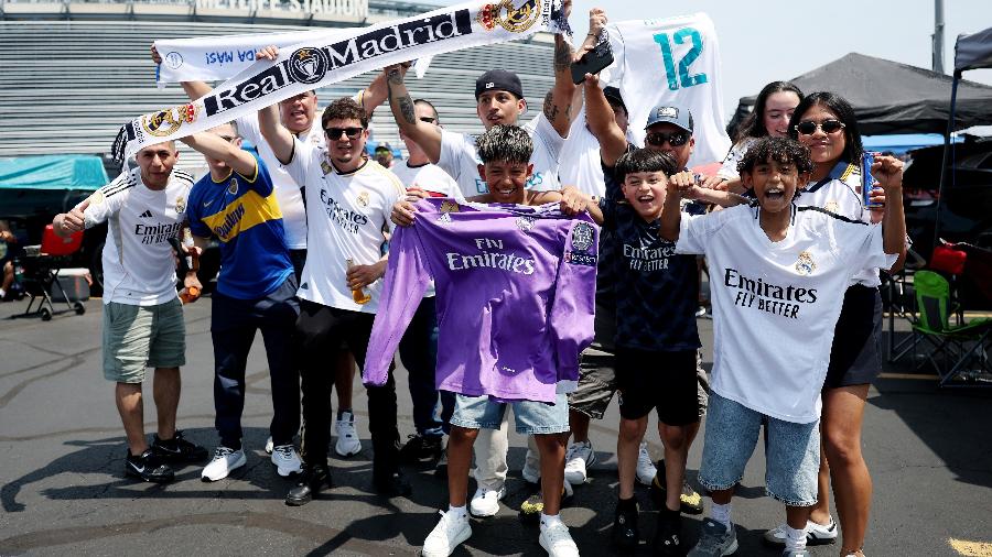 Torcedores do Real Madrid no lado de fora do estádio antes do jogo contra o Borussia Dortmund Torcedores do Real Madrid no lado de fora do estádio antes do jogo contra o Borussia Dortmund