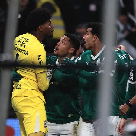 Hugo Souza discute com adversários durante Corinthians x Palmeiras, duelo da Copa do Brasil