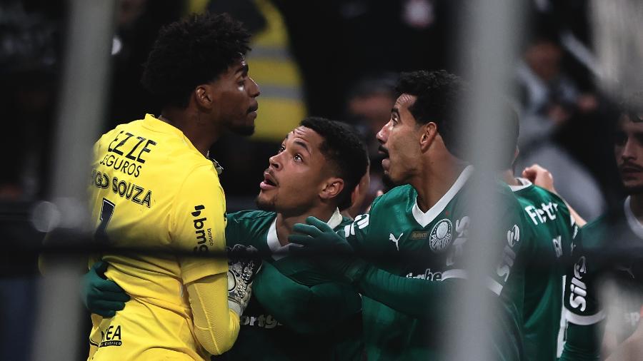 Hugo Souza discute com adversários durante Corinthians x Palmeiras, duelo da Copa do Brasil Hugo Souza discute com adversários durante Corinthians x Palmeiras, duelo da Copa do Brasil