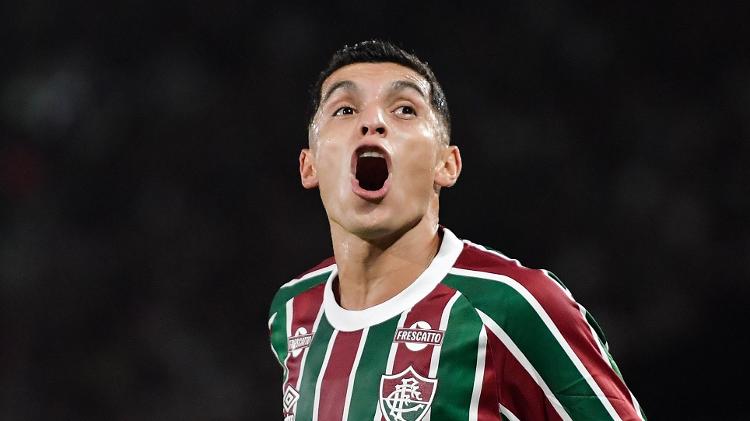 Serna, do Fluminense, celebra gol sobre o América de Cali em duelo da Sul-Americana