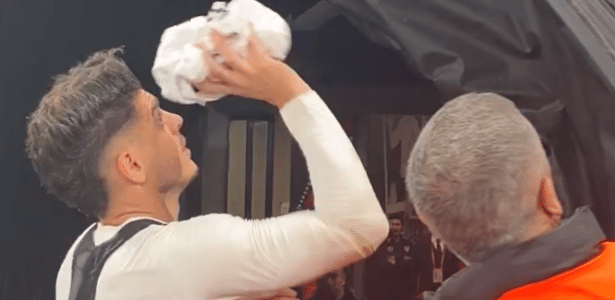 Jogador tem camisa 'roubada' por garoto ao tentar presentear esposa; veja