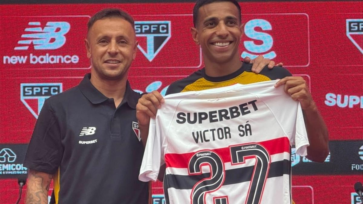 Victor Sá chora em apresentação no São Paulo e festeja: 'Honra estar aqui'
