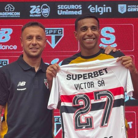Victor Sá é apresentado como reforço do São Paul, ao lado do executivo Rafinha, no CT da Barra Funda Victor Sá é apresentado como reforço do São Paul, ao lado do executivo Rafinha, no CT da Barra Funda
