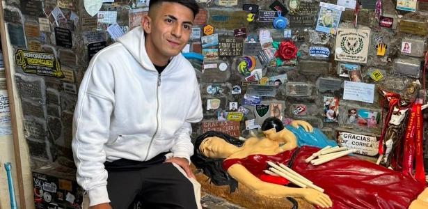 Na mira do Fla, Almada vai a santuário que une fé e futebol na Argentina