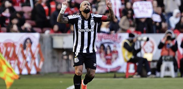 Santos toma susto no final, mas vence fora e afunda Inter no Brasileirão