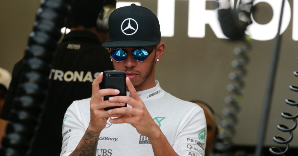 Usuário assíduo das redes sociais, Lewis Hamilton tira foto nos boxes da Mercedes