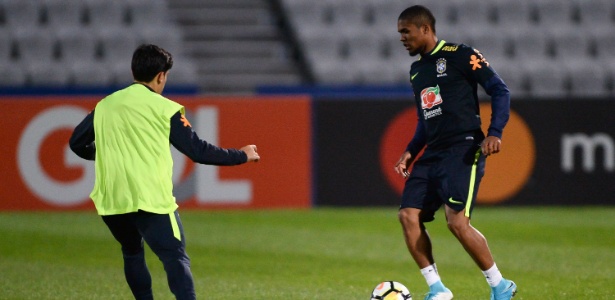 Douglas Costa treinando pela seleção brasileira - Pedro Martins/MoWa Press