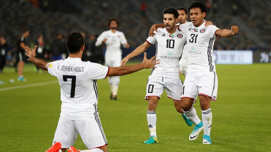 Romarinho e Boussoufa comemoram gol de Ali Mabkhout pelo Al-Jazira contra o Urawa Red Diamonds - Matthew Childs/Reuters