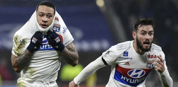 Depay (esq.) comemora o gol da vitória do Lyon sobre o PSG - Jeff Pachoud/AFP - Jeff Pachoud/AFP