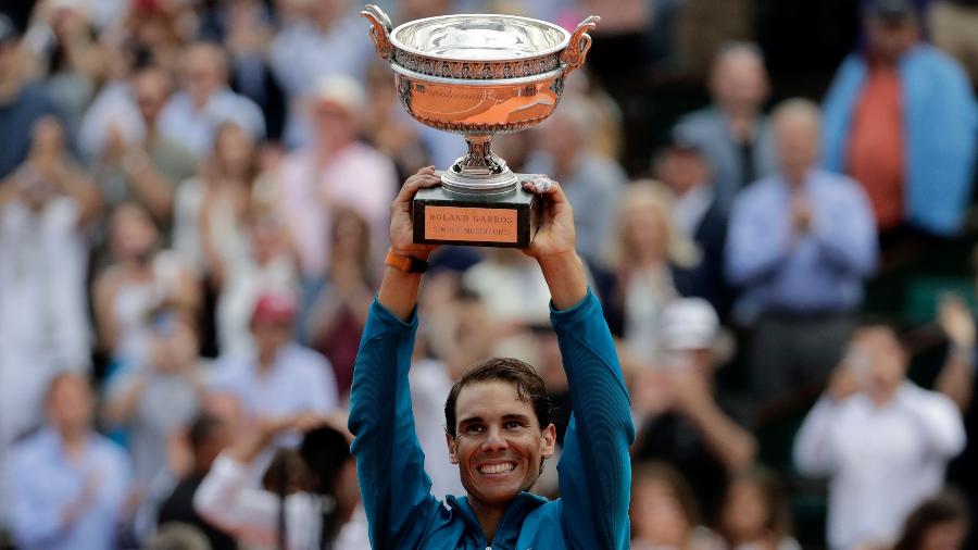 Nadal ergue o troféu de Roland Garros em 2018 - Thomas Samson/AFP