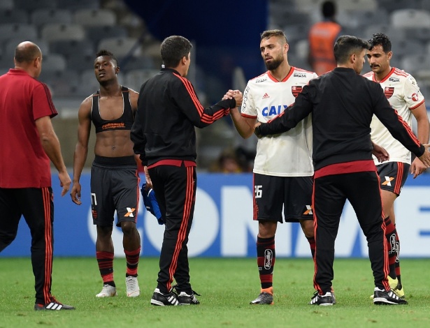 Os jogadores do Flamengo deixam o gramado do Mineirão após a queda na Libertadores - DOUGLAS MAGNO / AFP