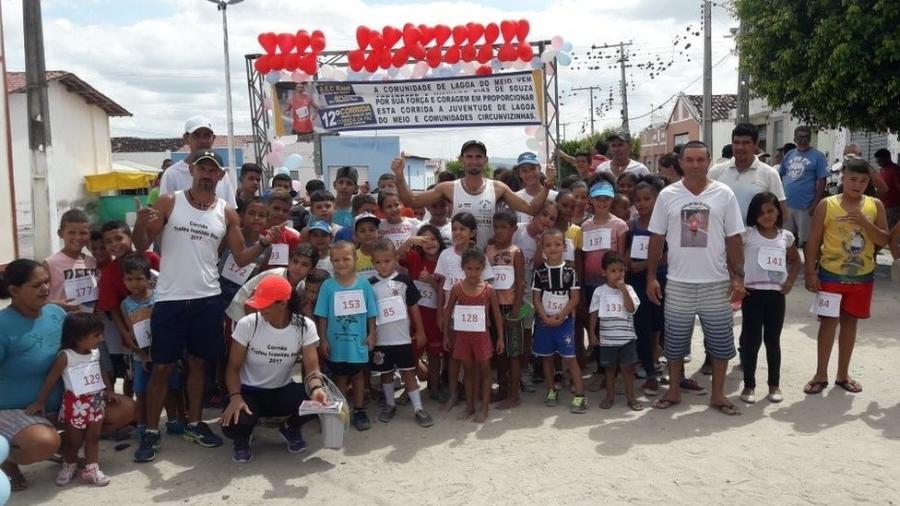 Ivanildo (ao centro) com as crianças que participaram de suas corridas - Arquivo pessoal