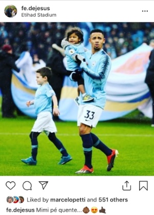 Gabriel Jesus com o sobrinho Miguel no colo no Estádio Etihad - Reprodução - Reprodução