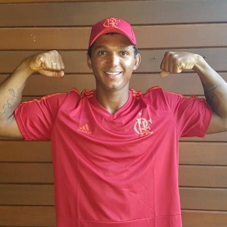 Isaquias Queiroz posa com a camisa do Flamengo - Divulgação/Flamengo