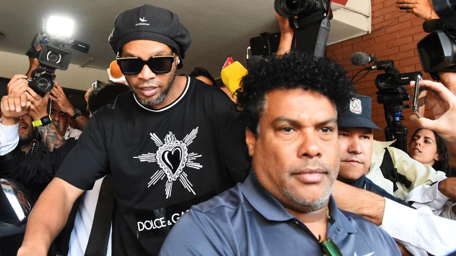 Ronaldinho Gaúcho e seu irmão, Assis, foram detidos no Paraguai na última quinta-feira (5) - NORBERTO DUARTE / AFP