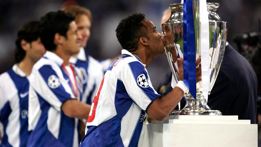 Carlos Alberto beija a taça da Liga dos Campeões depois de ser campeão com o Porto - Matthew Ashton - EMPICS/Getty Images