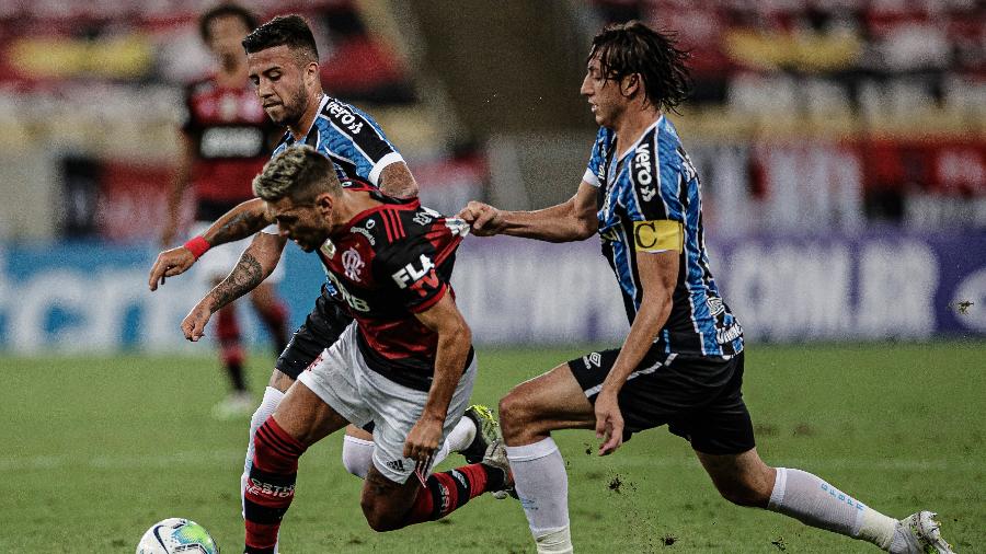 Arrascaeta é puxado por Geromel durante Flamengo x Grêmio no Brasileirão 2020 - Pedro Martins/Foto FC/UOL