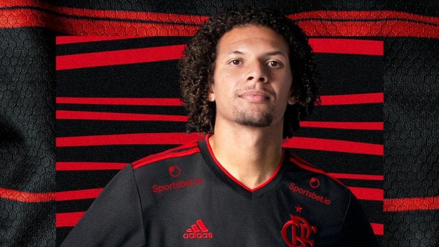Willian Arão posa com a nova camisa III do Flamengo - Divulgação Flamengo