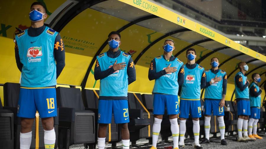 Jogadores no banco de reservas da seleção brasileira na Neo Química Arena usam máscaras indicadas por protocolo - Lucas Figueiredo/CBF