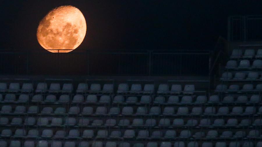 A lua brilha sobre o estádio Nilson Santos na partida entre Fluminense e Goiás pelo Brasileirão de 2020 - Buda Mendes/Getty Images