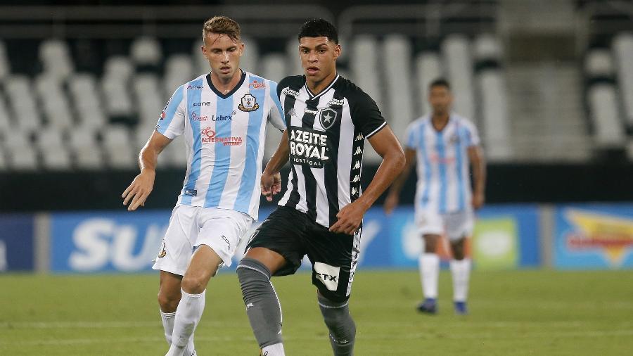 Atacante Luis Henrique tenta escapar da marcação no duelo entre Botafogo e Macaé pelo Campeonato Carioca de 2020 - Vitor Silva/Botafogo