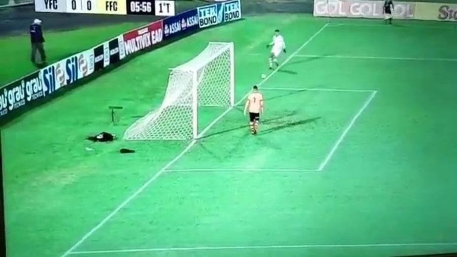 Goleiro do Figueirense erra tiro de meta e sede escanteio para Ypiranga - Reprodução/Twitter