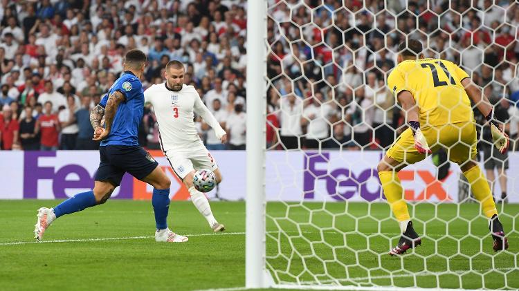 Luke Shaw recebeu cruzamento de Trippier e, de primeira, fuzilou ao gol de Donnarumma - Andy Rain - Pool/Getty Images - Andy Rain - Pool/Getty Images
