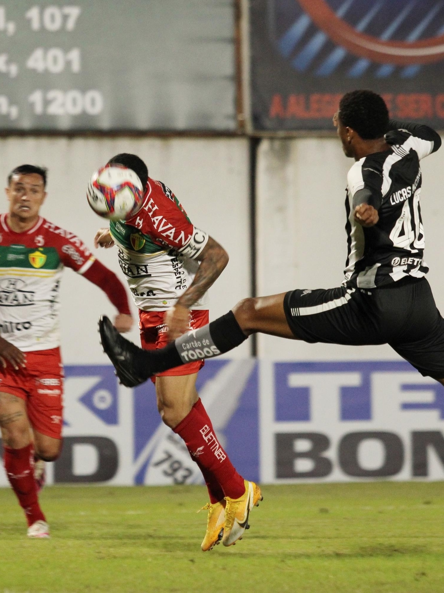 Botafogo sai na frente, mas perde de virada para o Brusque