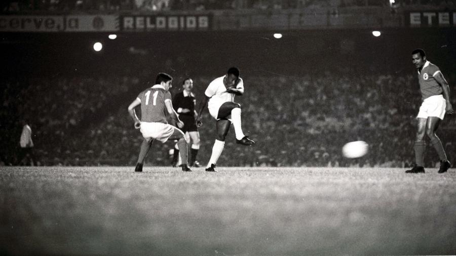 Pelé arrisca chute a gol no 1º jogo entre Santos e Benfica pelo Mundial Interclubes de 1962, no Maracanã - Folha Imagem