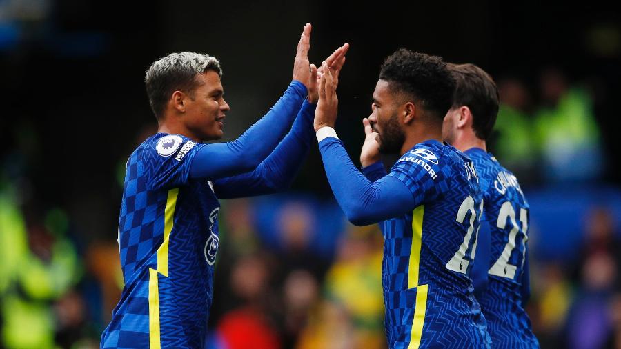23.10.21 - Reece James comemora com Thigo Silva o gol do Chelsea contra Norwich City - ANDREW BOYERS/Action Images via Reuters