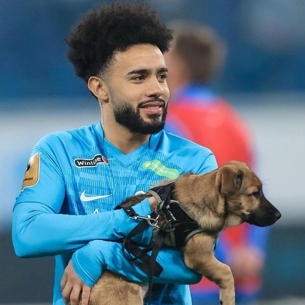 Claudinho carrega cão antes de partida do Zenit